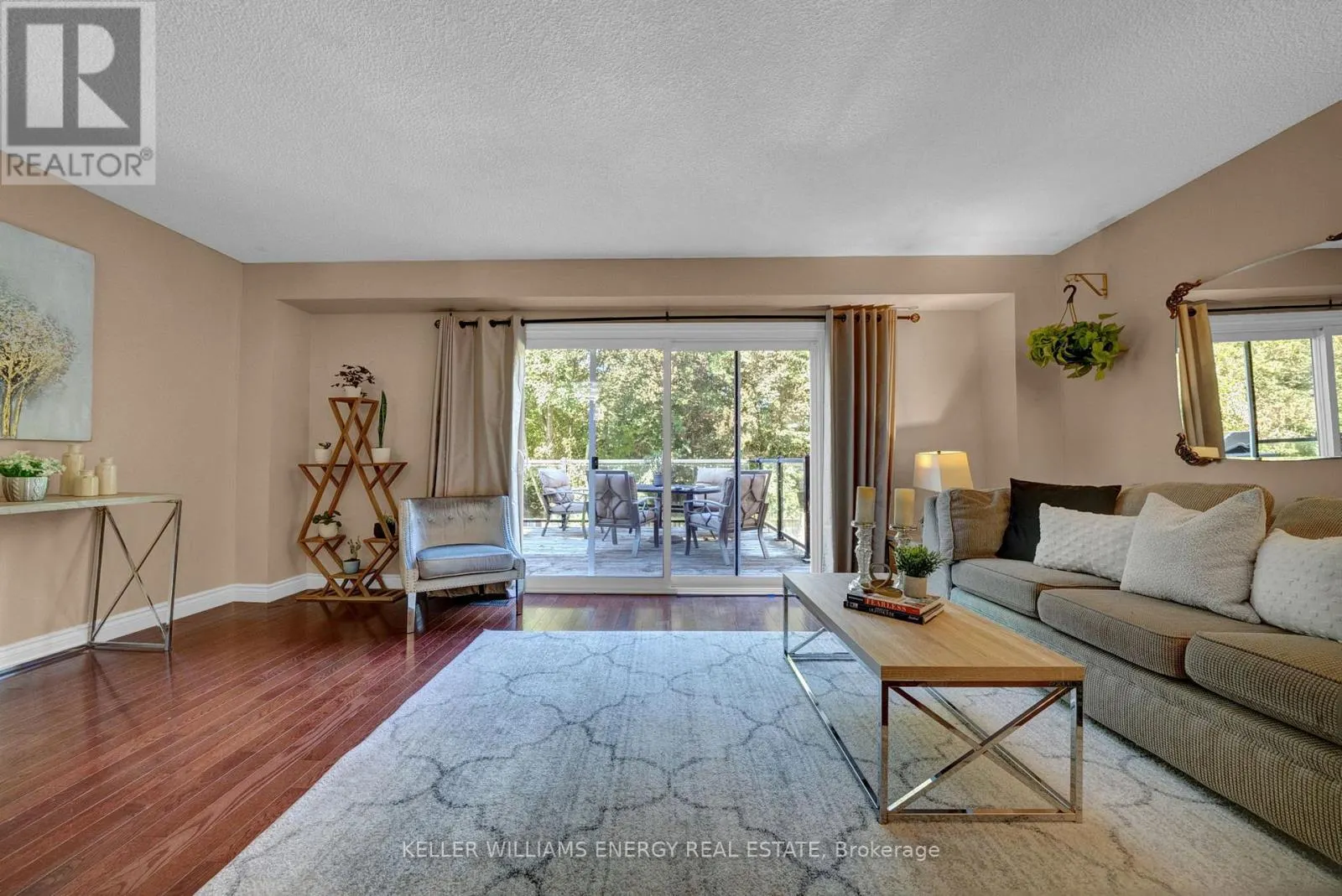 518 CAMELOT DRIVE