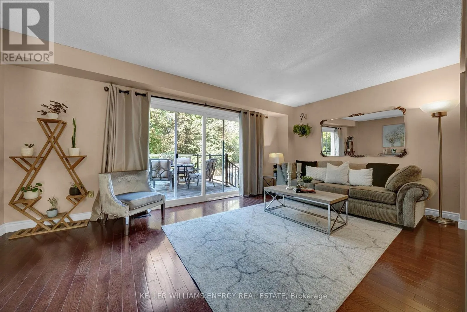 518 CAMELOT DRIVE