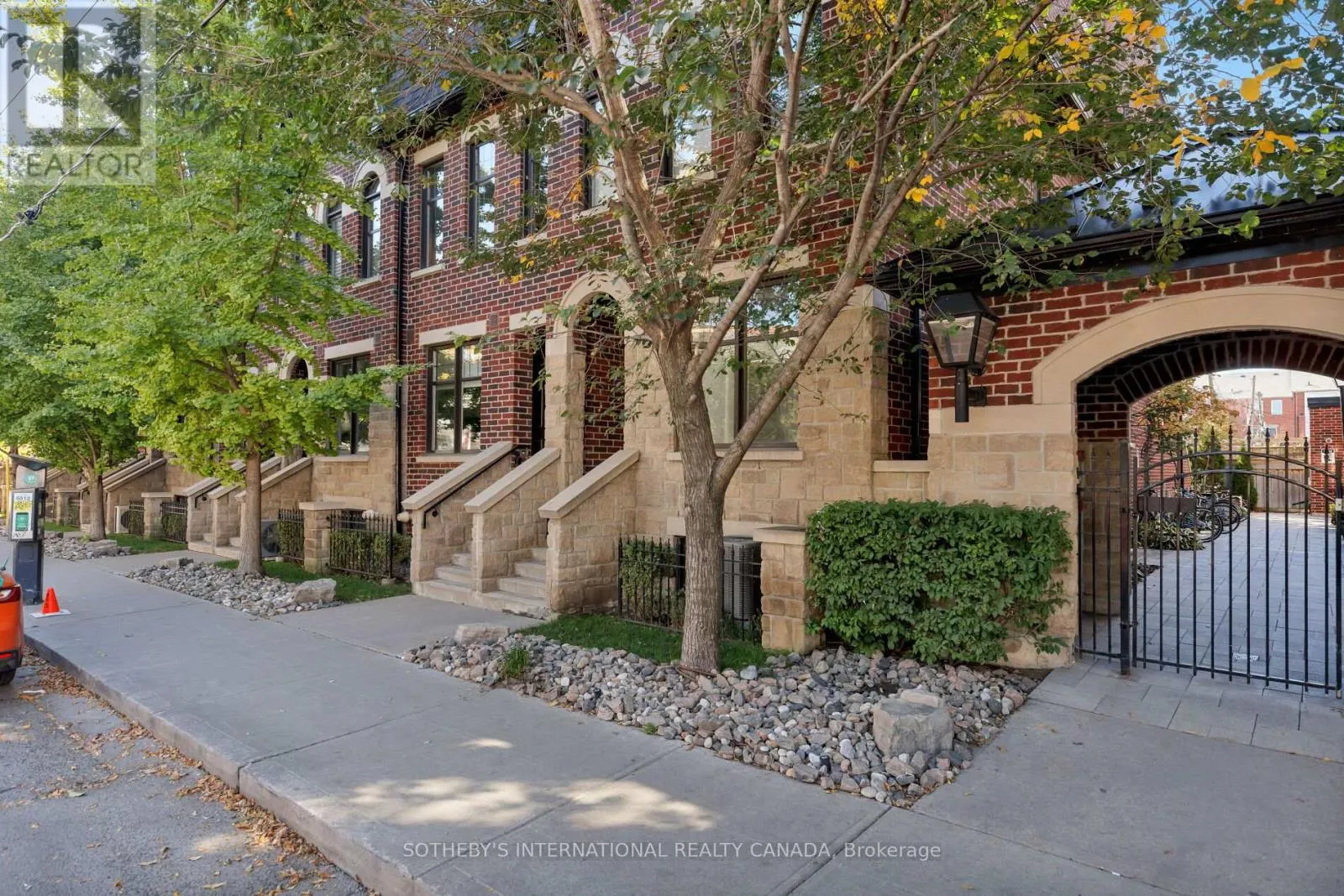29 - 140 BROADVIEW AVENUE