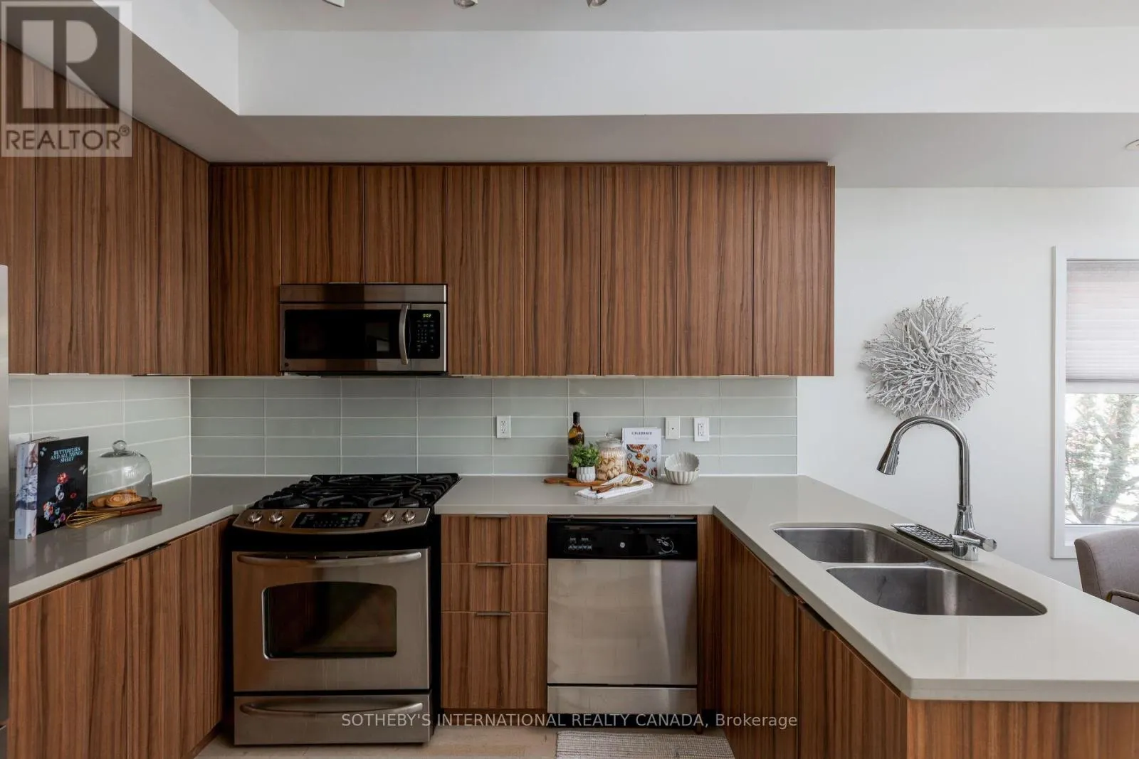 29 - 140 BROADVIEW AVENUE