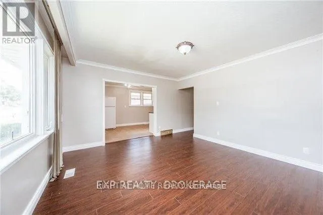 709 GILBERT STREET W