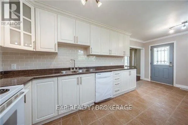 709 GILBERT STREET W