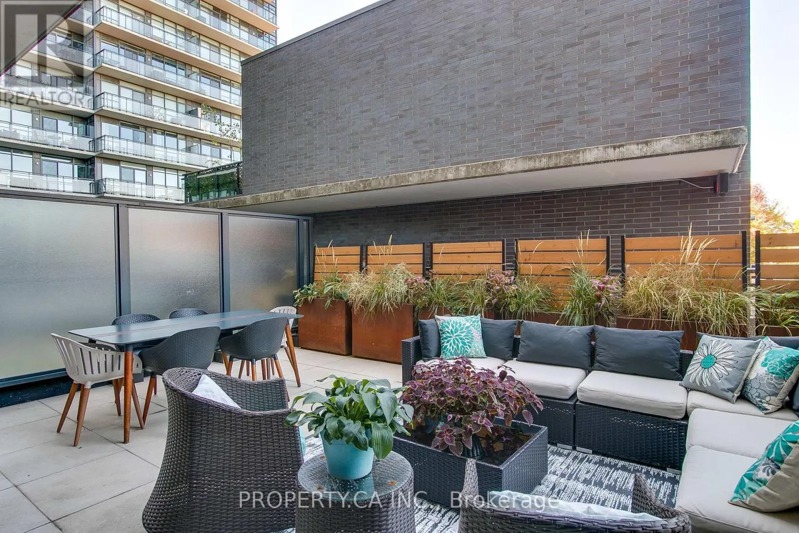 305 - 1190 DUNDAS STREET E