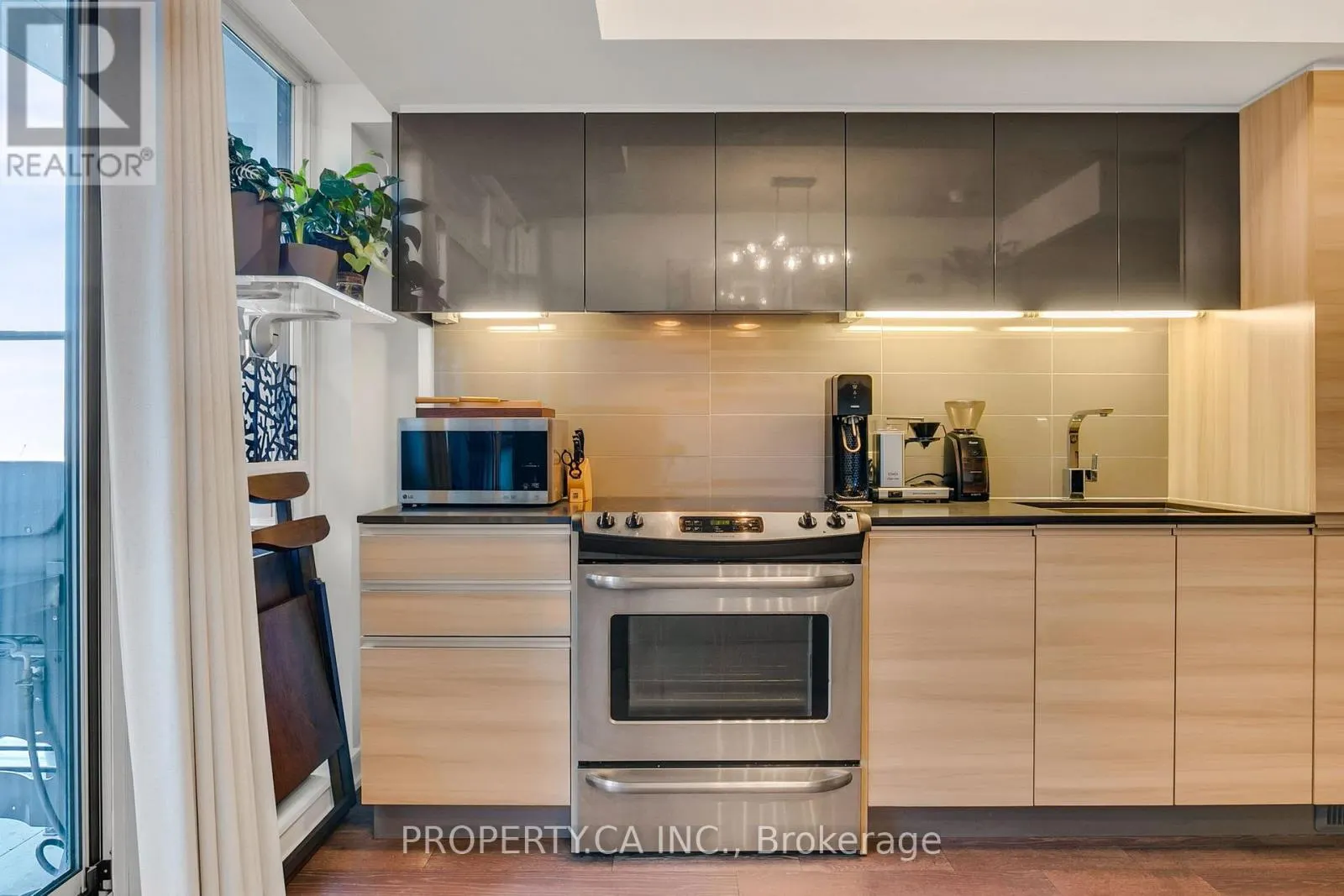305 - 1190 DUNDAS STREET E