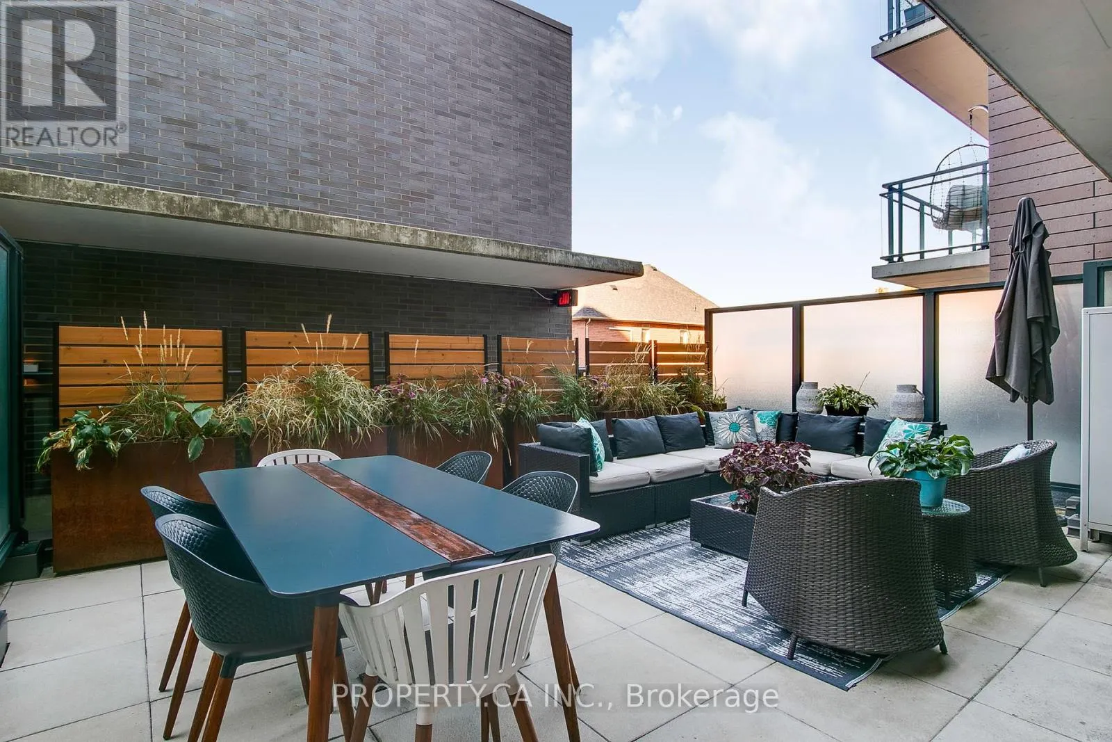 305 - 1190 DUNDAS STREET E