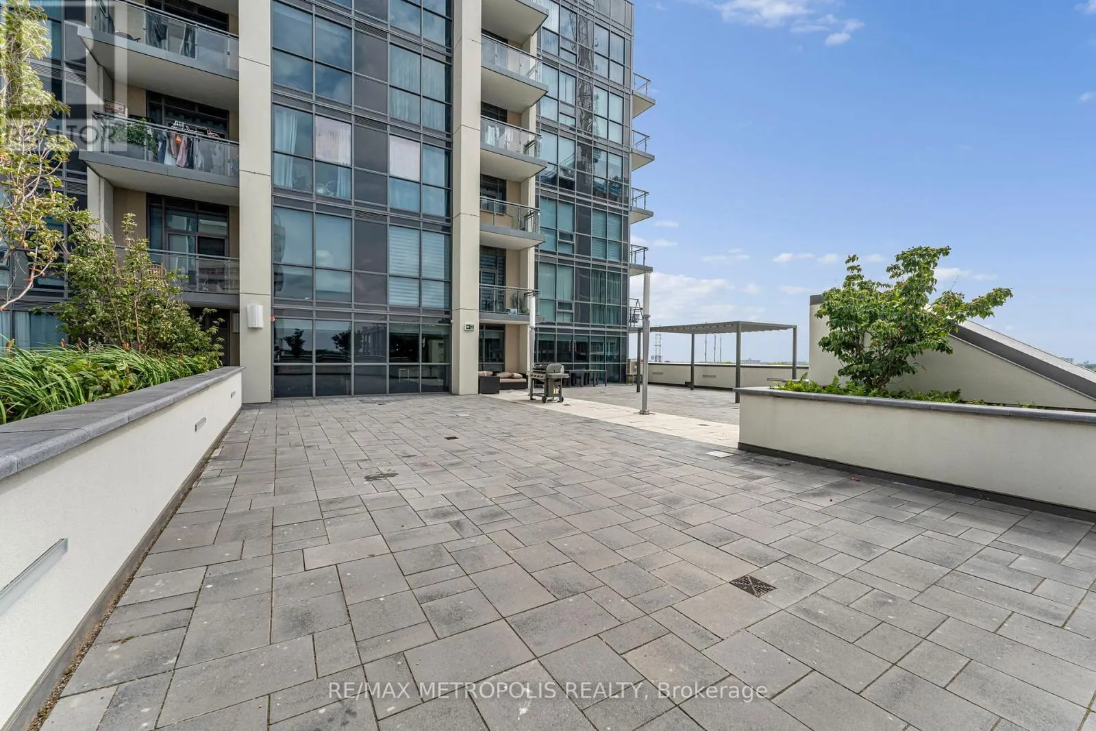 403 - 10 MEADOWGLEN PLACE