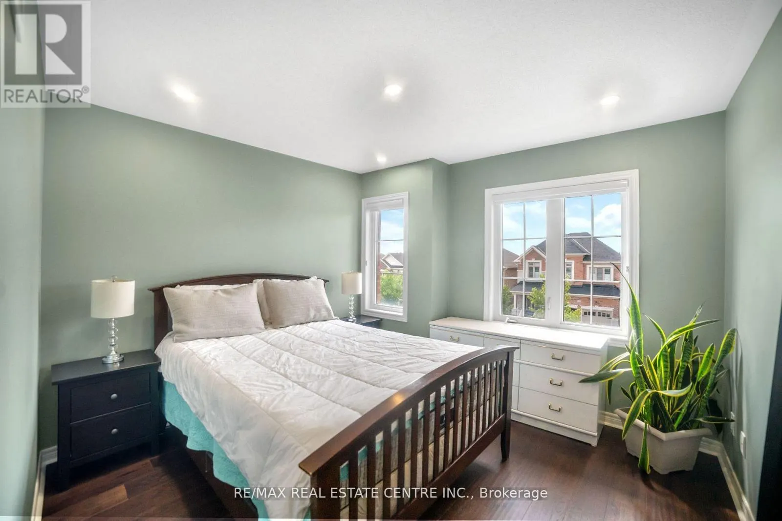 1106 CACTUS CRESCENT