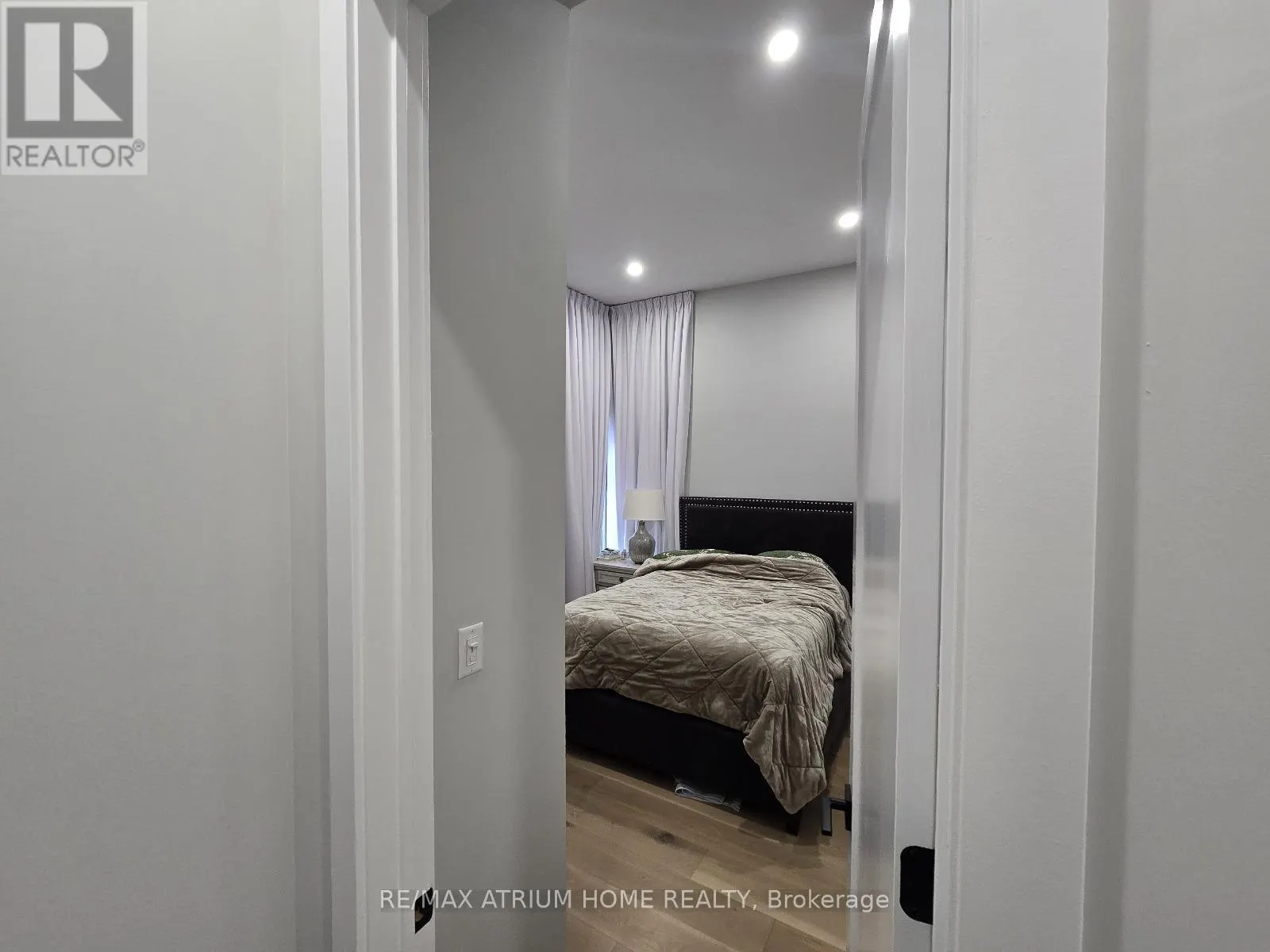 5 NORBURY CRESCENT