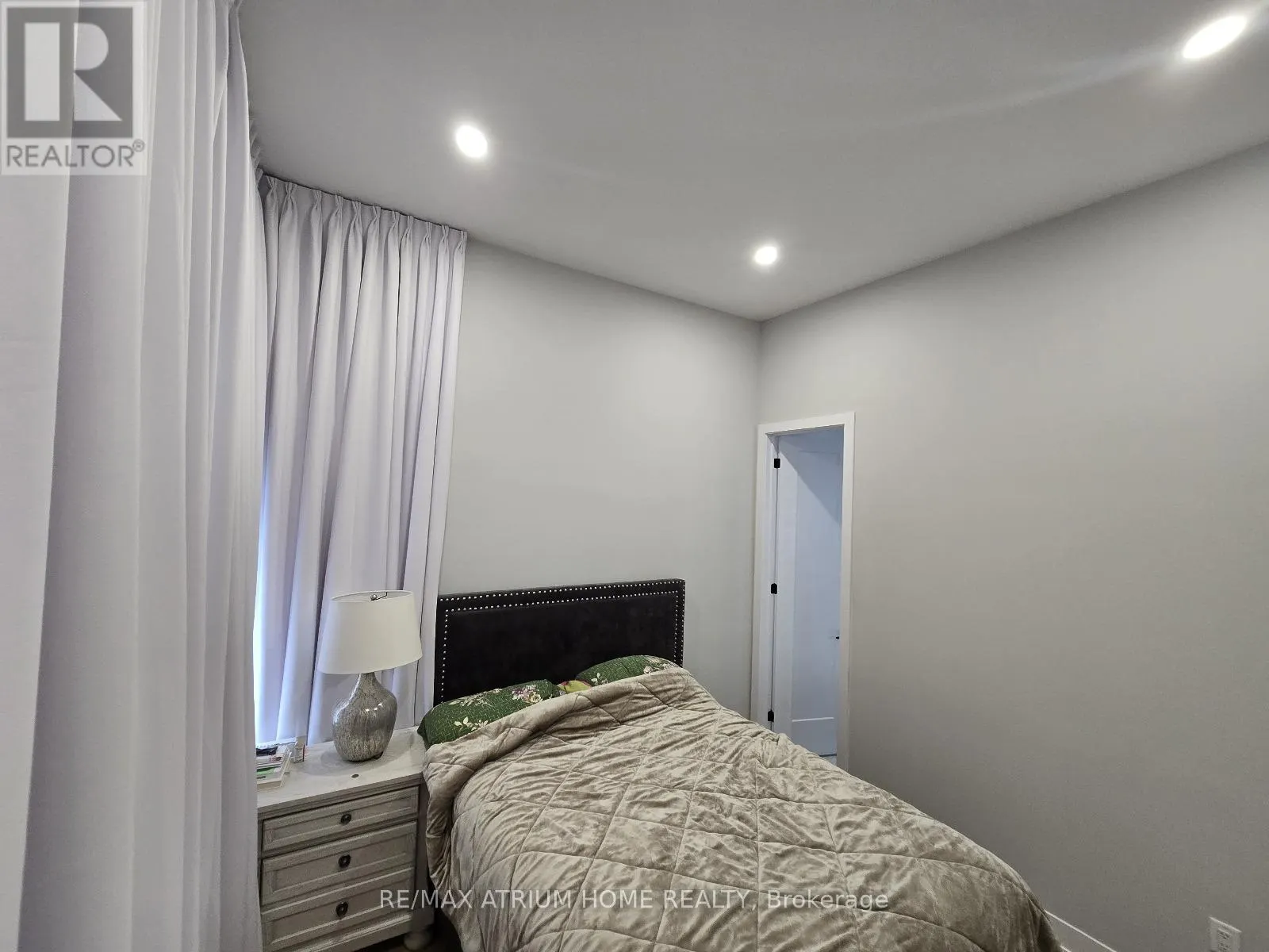 5 NORBURY CRESCENT