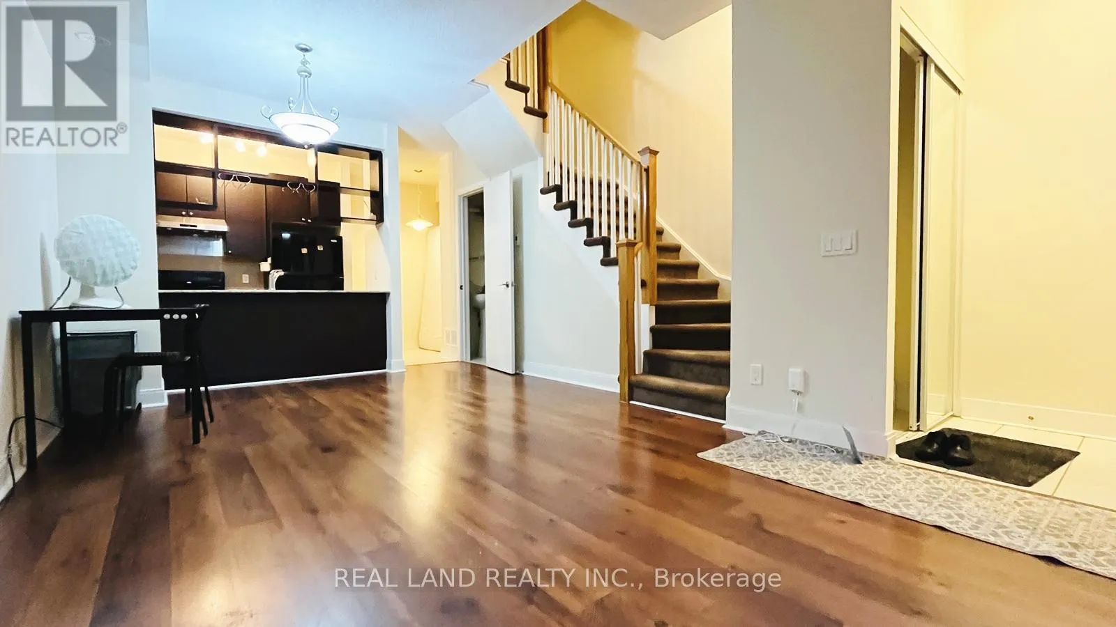 11 - 310 VILLAGE GREEN SQUARE E