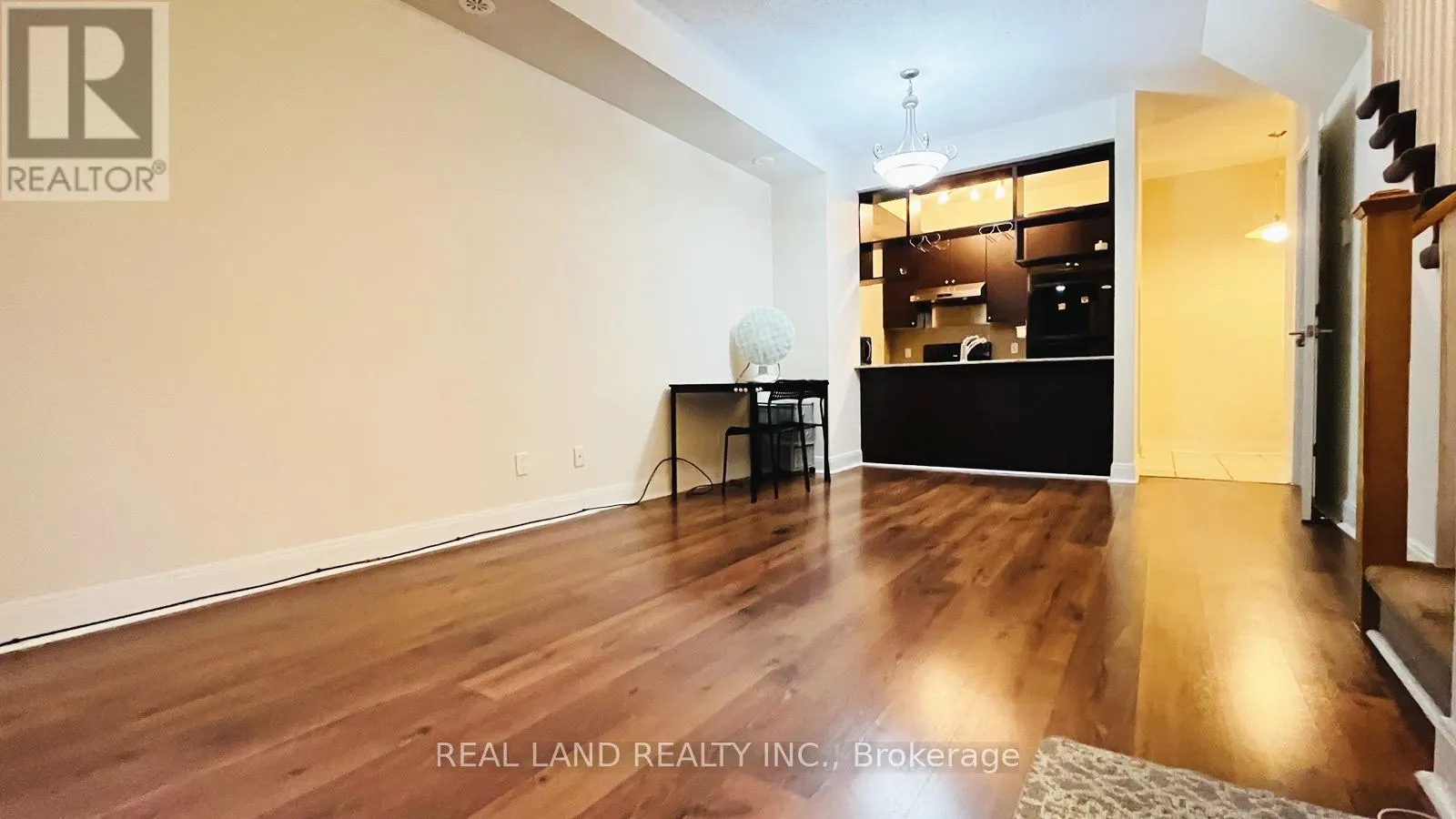 11 - 310 VILLAGE GREEN SQUARE E