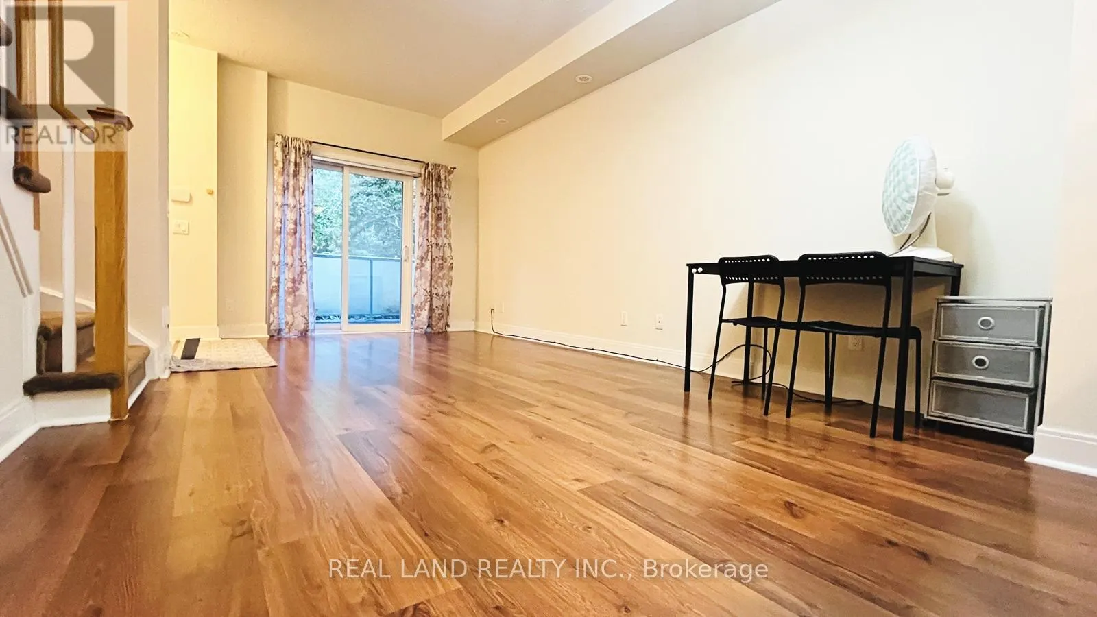 11 - 310 VILLAGE GREEN SQUARE E
