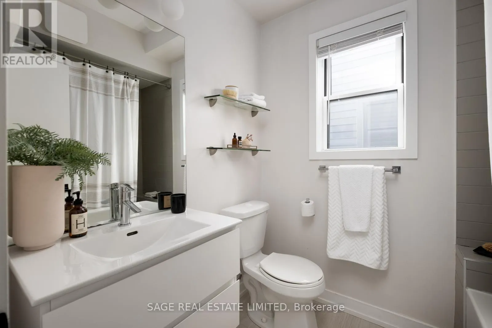 8 - 1321 GERRARD STREET E