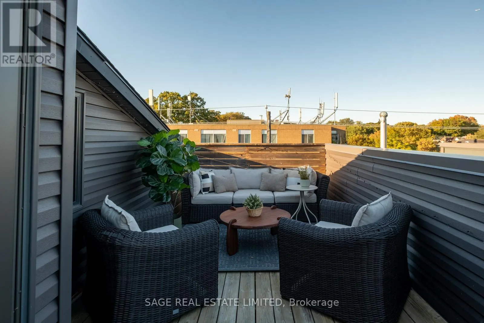 8 - 1321 GERRARD STREET E