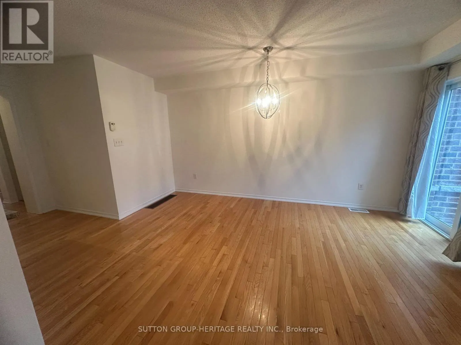 4 SUMMERSIDE AVENUE