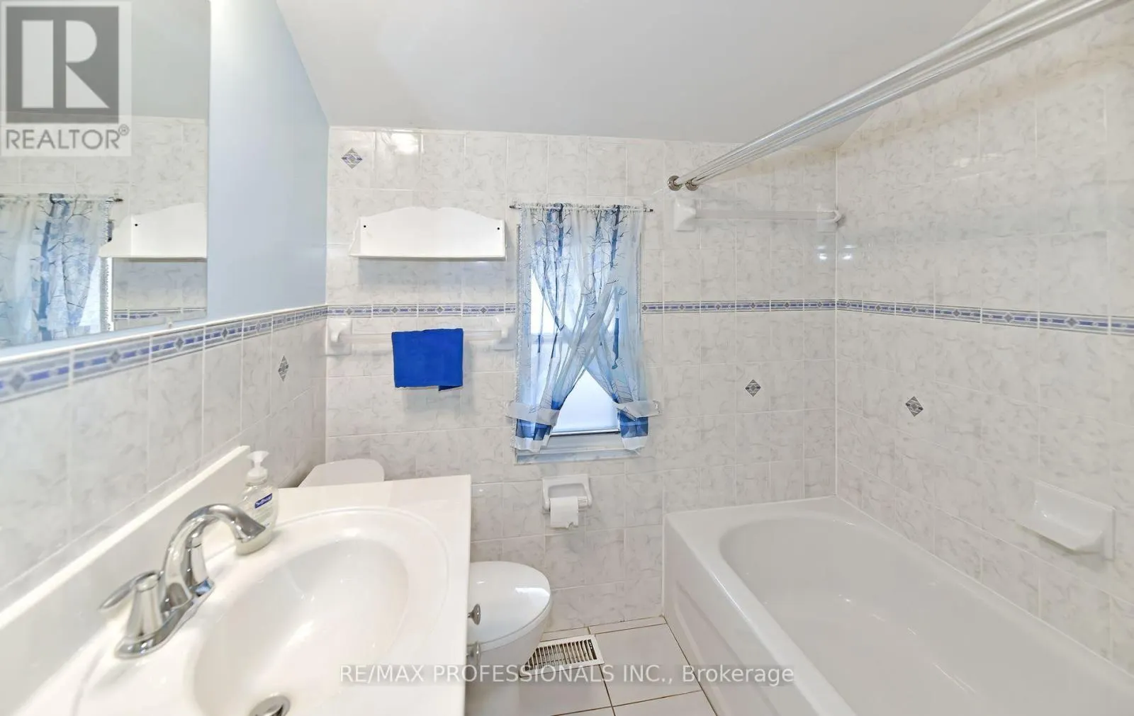 2 LESTERWOOD CRESCENT