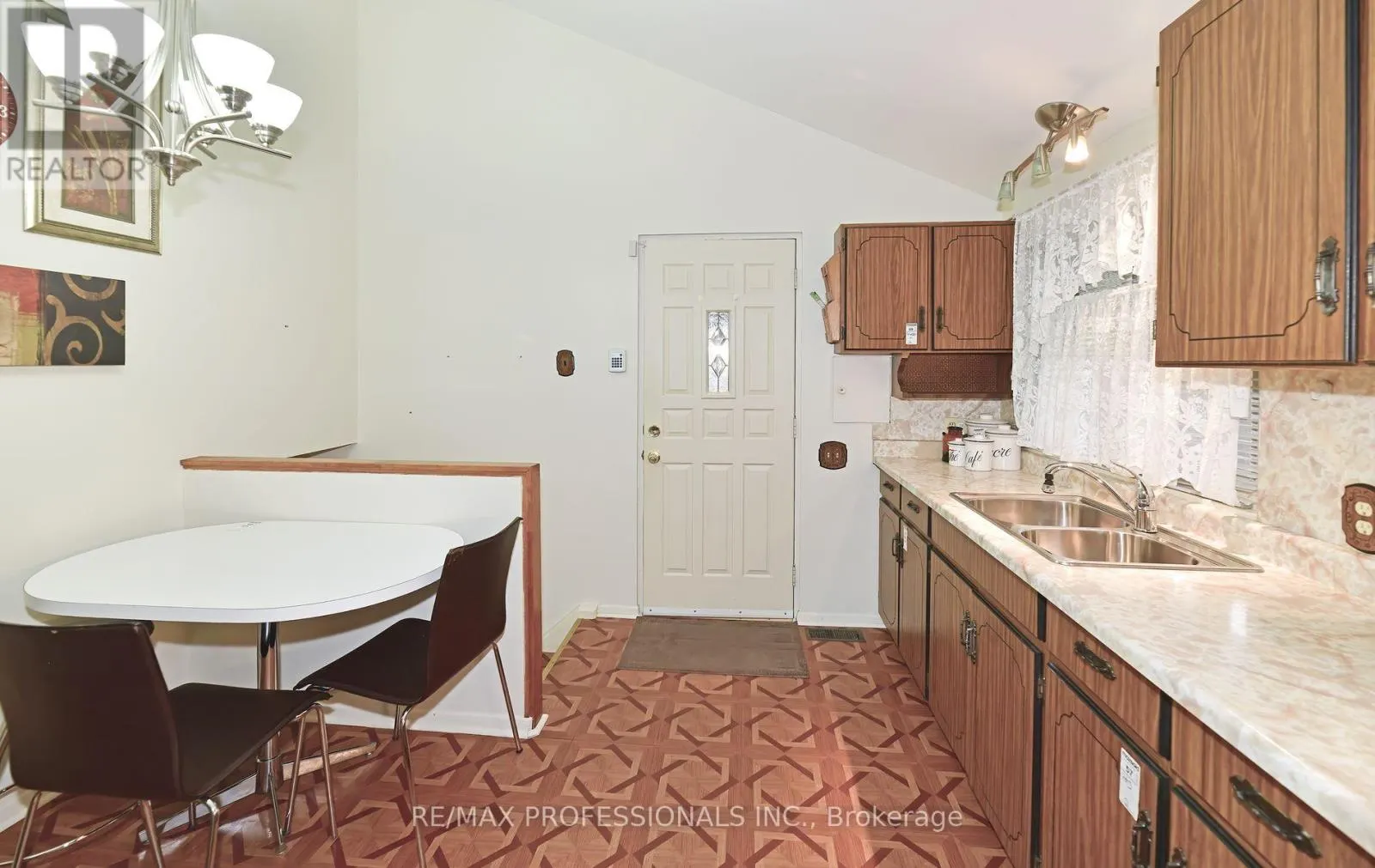 2 LESTERWOOD CRESCENT