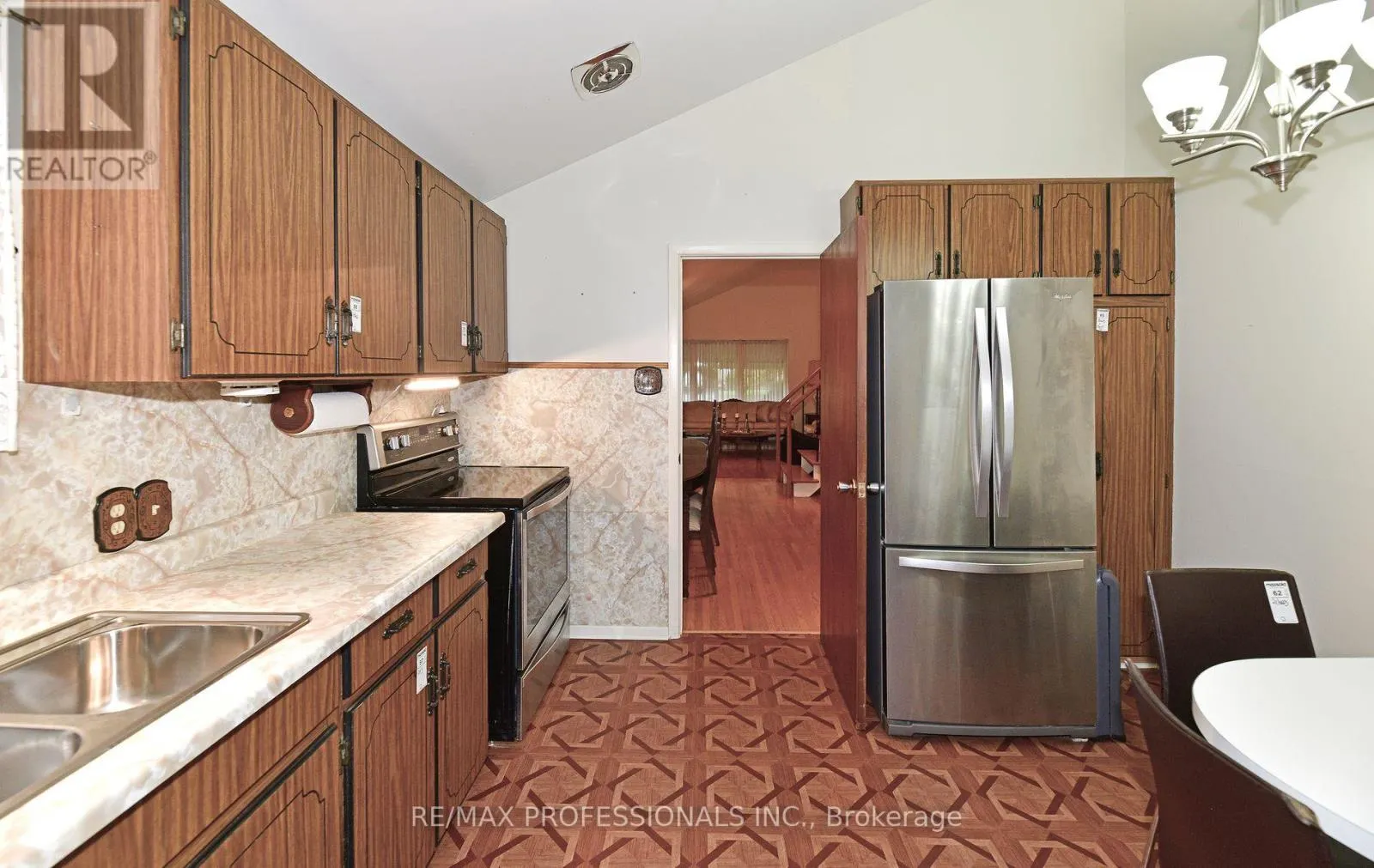 2 LESTERWOOD CRESCENT