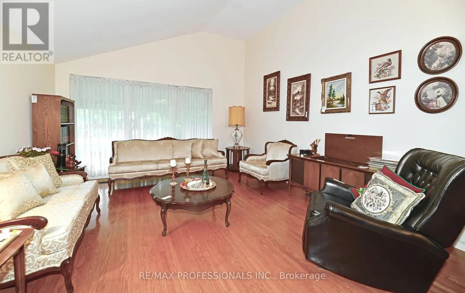 2 LESTERWOOD CRESCENT