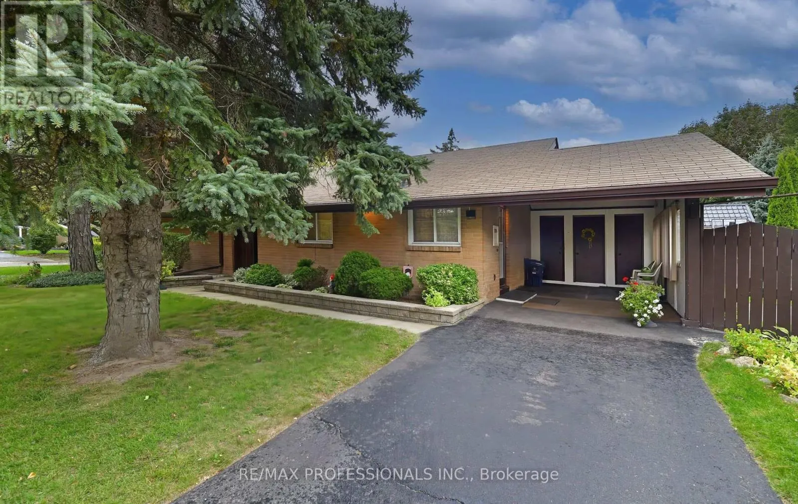 2 LESTERWOOD CRESCENT