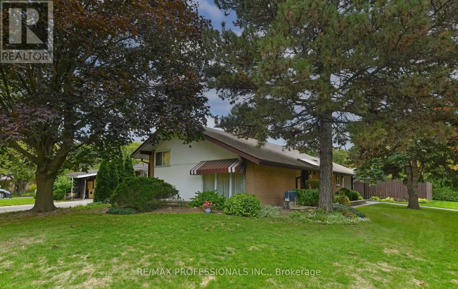 2 LESTERWOOD CRESCENT