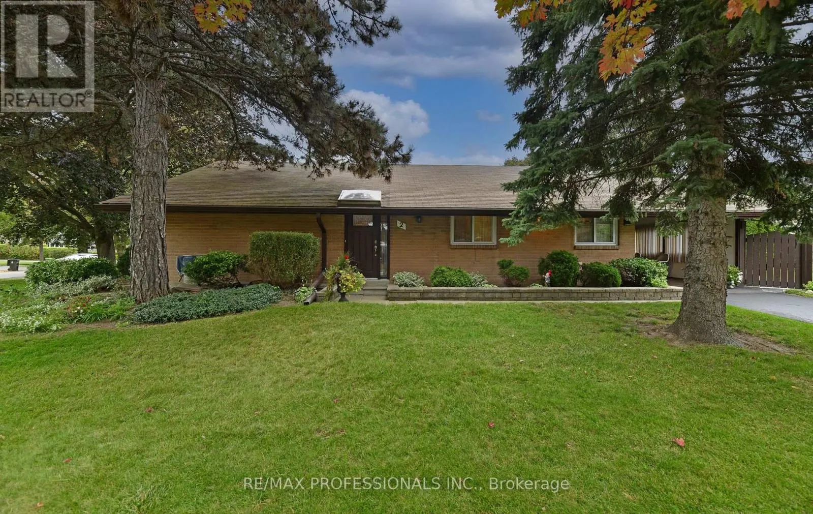 2 LESTERWOOD CRESCENT