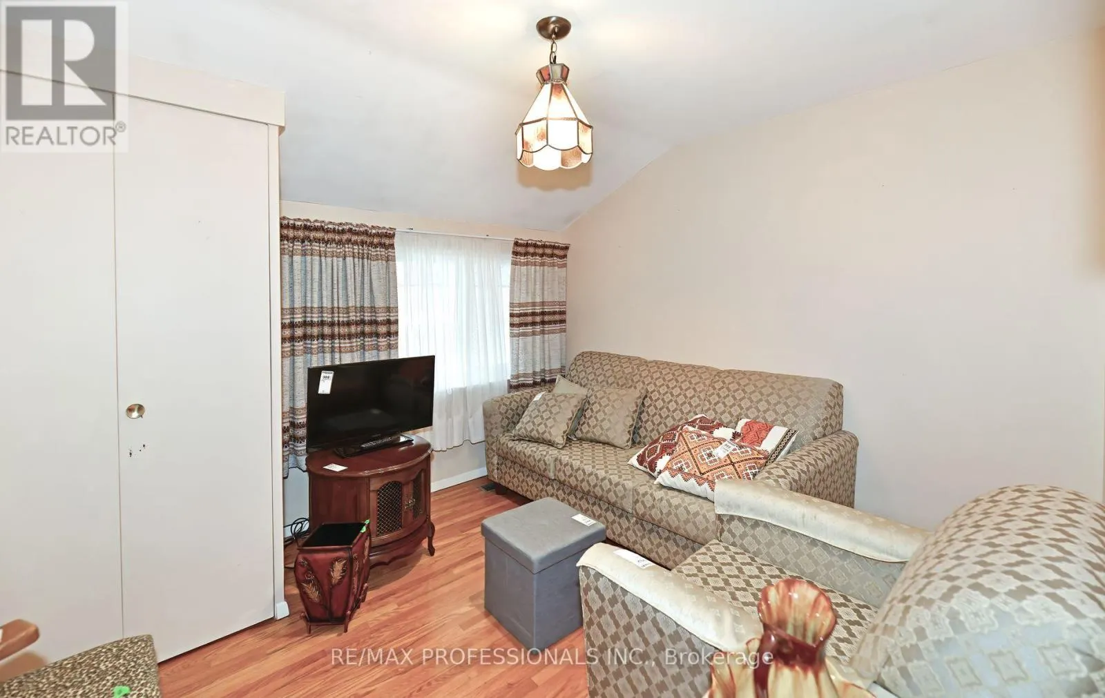 2 LESTERWOOD CRESCENT