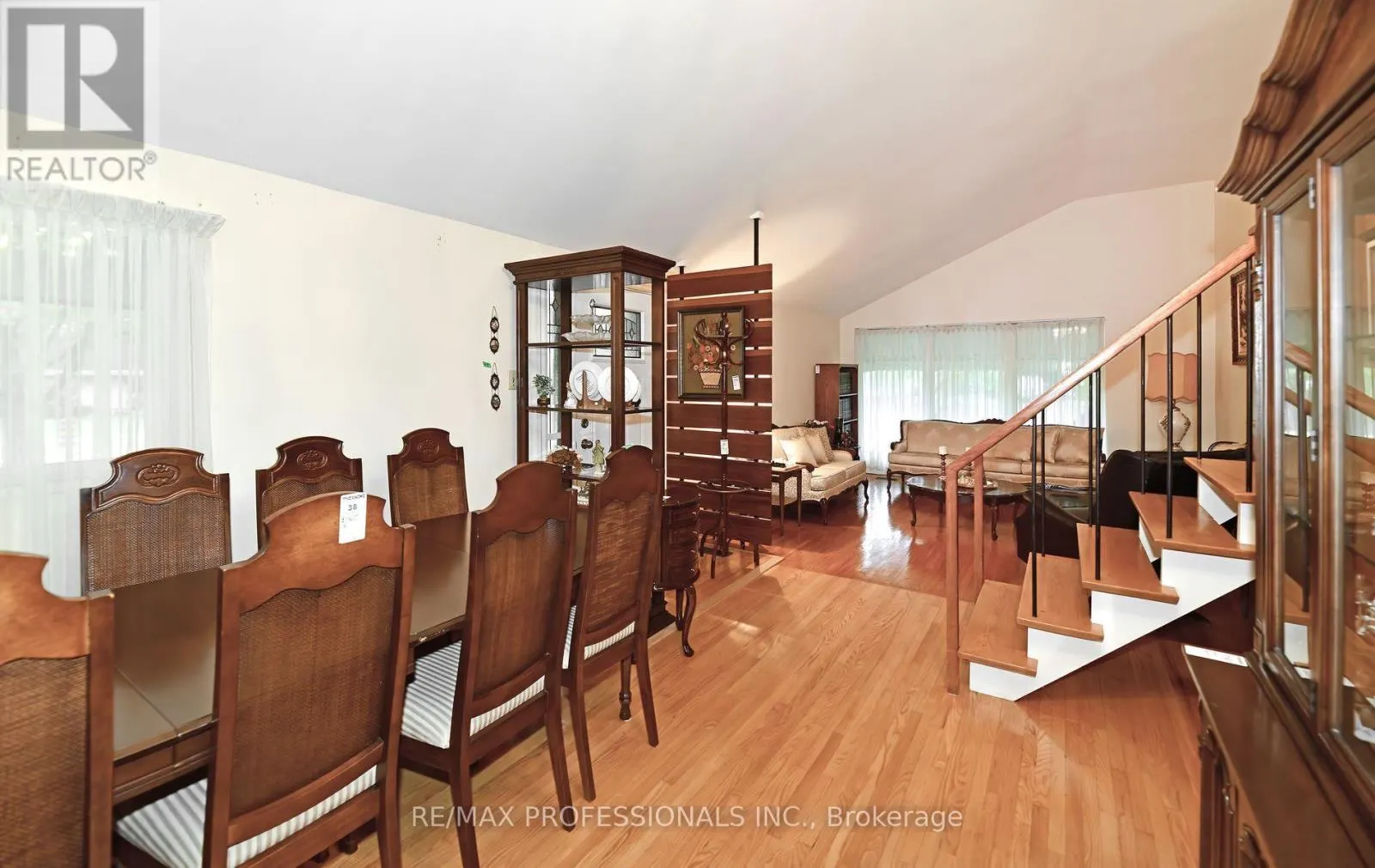 2 LESTERWOOD CRESCENT