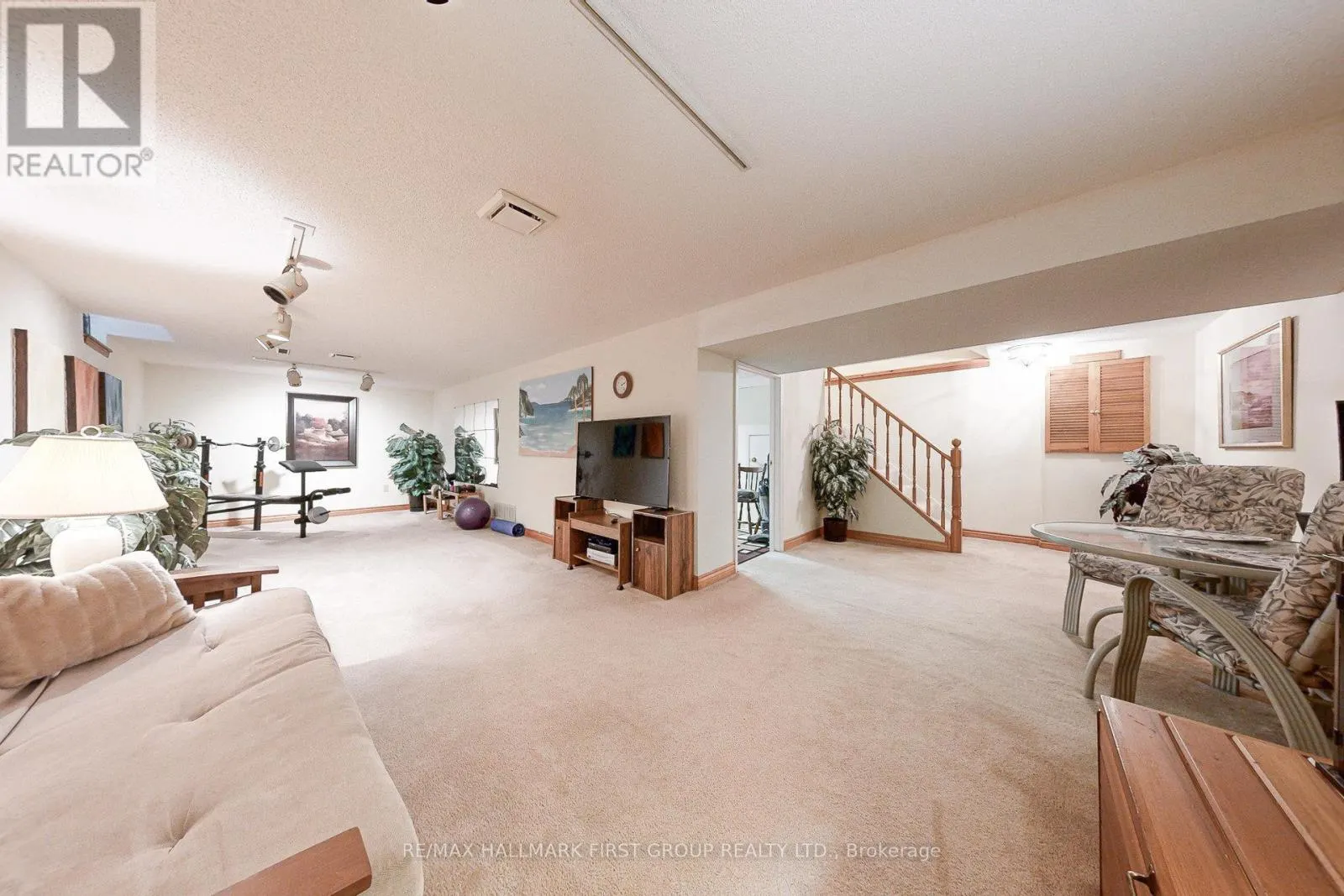 512 CREEKVIEW CIRCLE