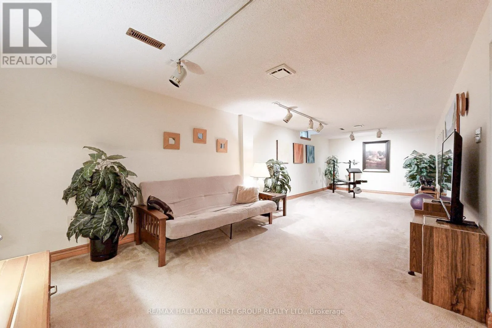 512 CREEKVIEW CIRCLE