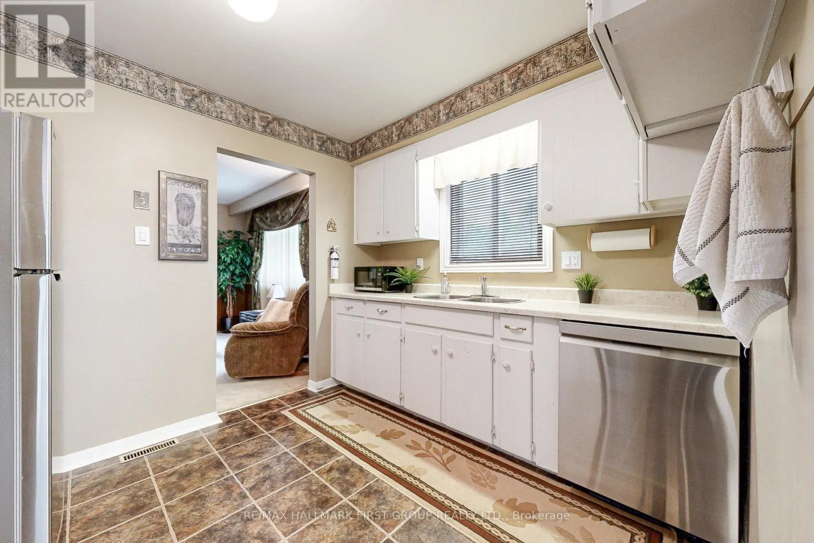 512 CREEKVIEW CIRCLE