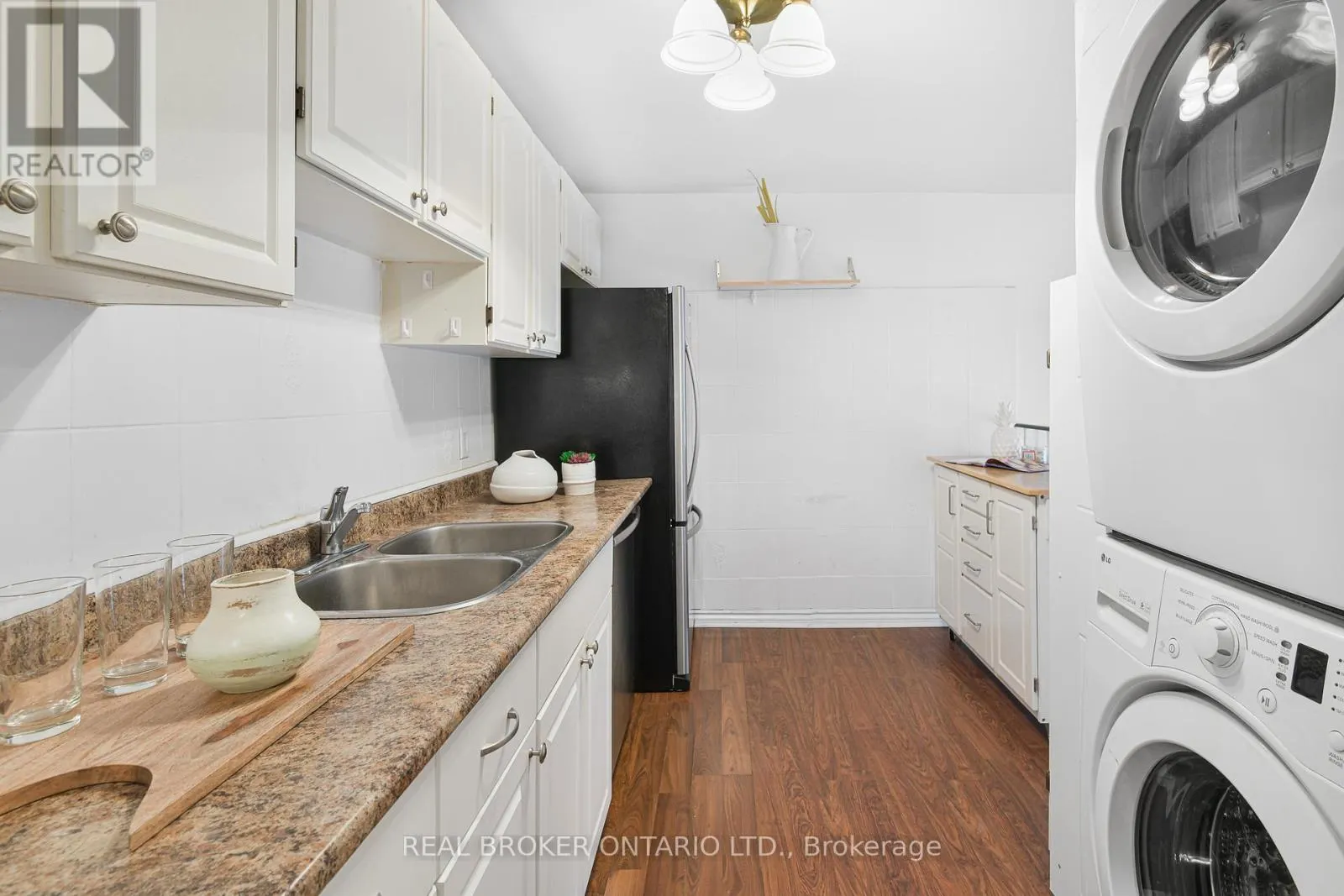TH24 - 1666 QUEEN STREET E