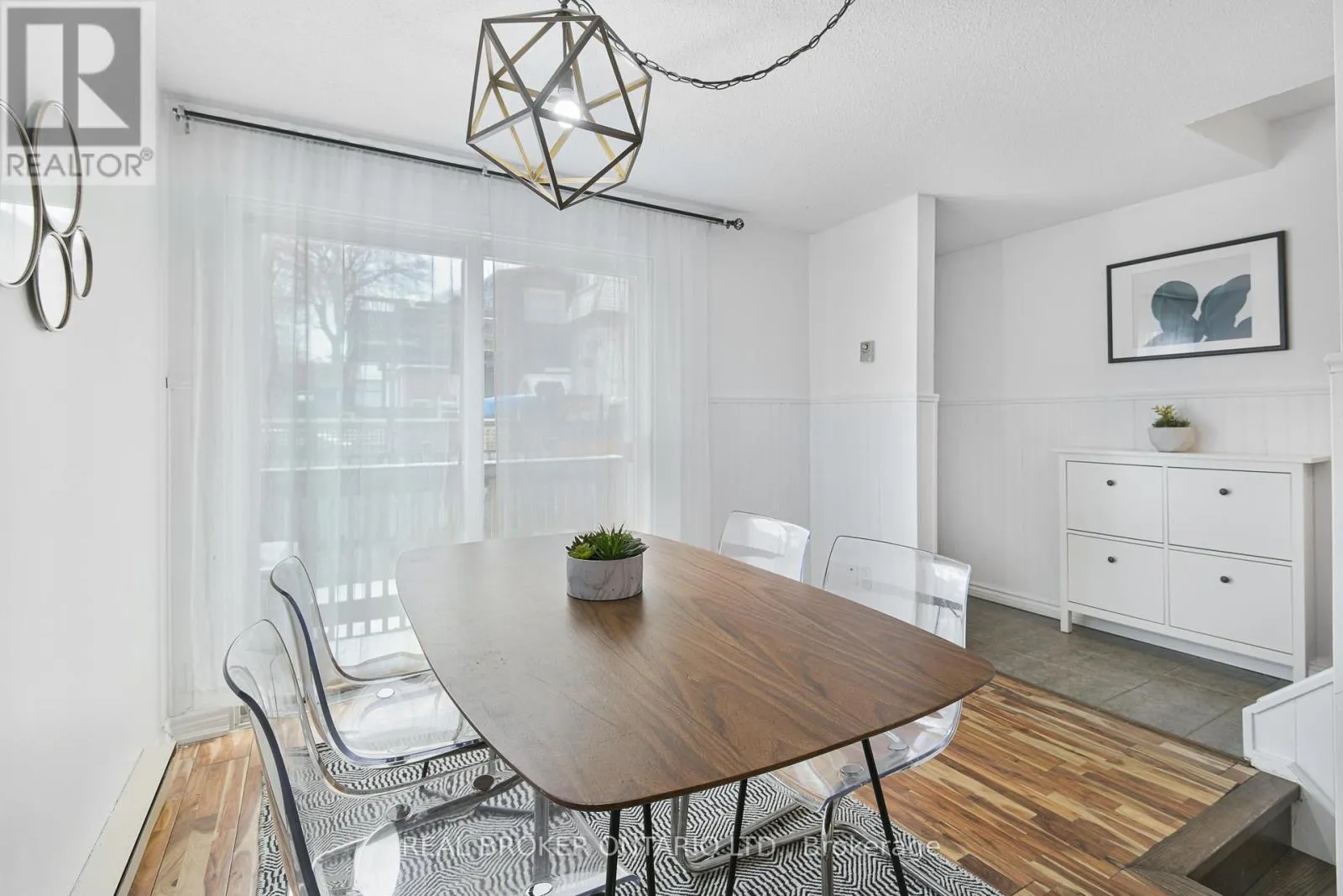 TH24 - 1666 QUEEN STREET E