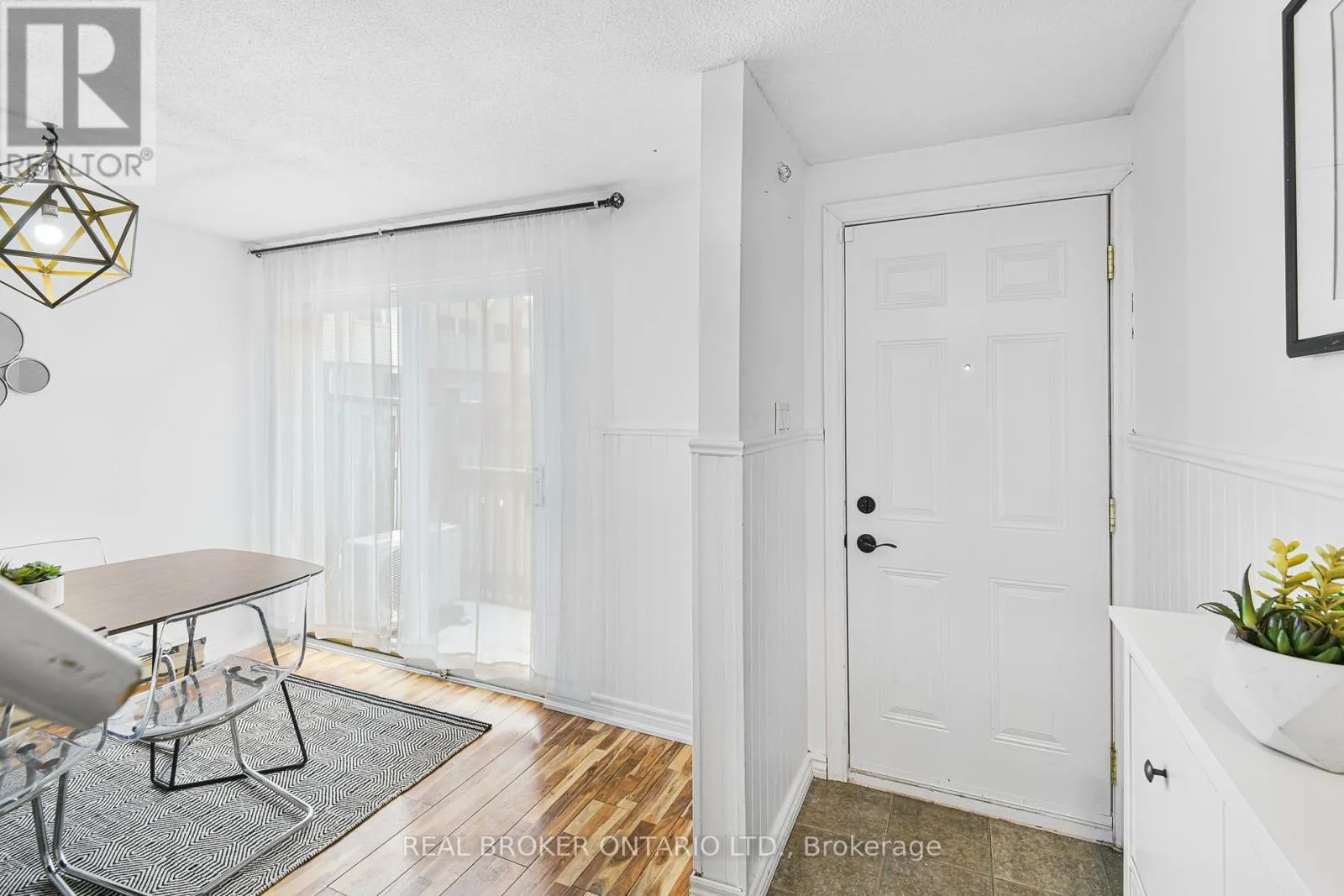 TH24 - 1666 QUEEN STREET E