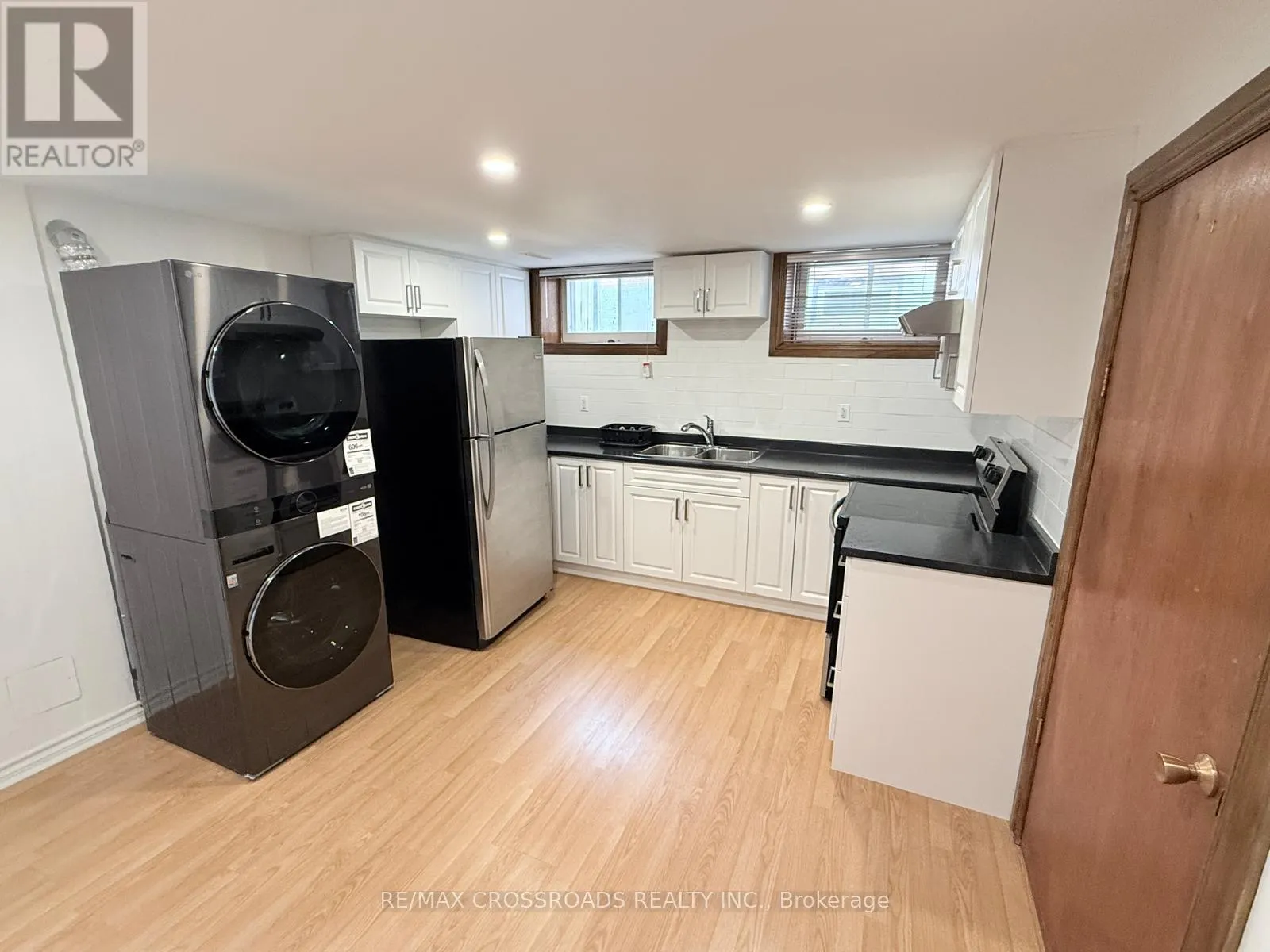 6 LOGSTONE CRESCENT