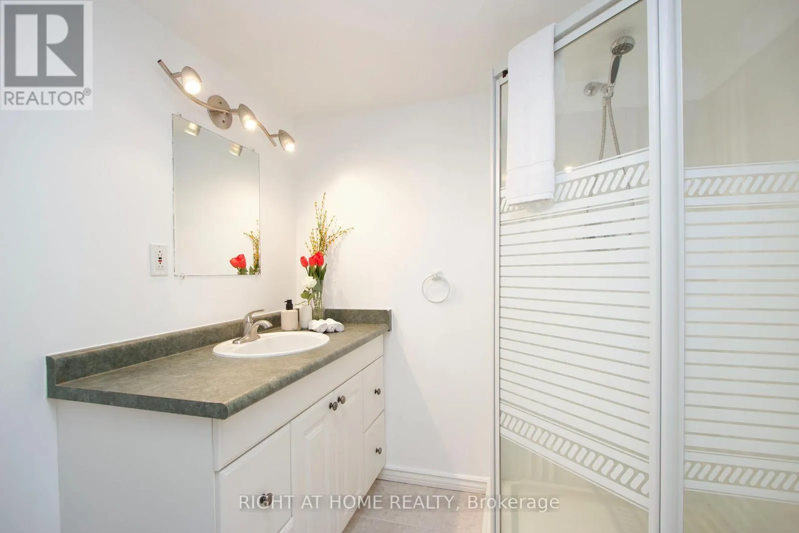 204 - 10 BASSETT BOULEVARD