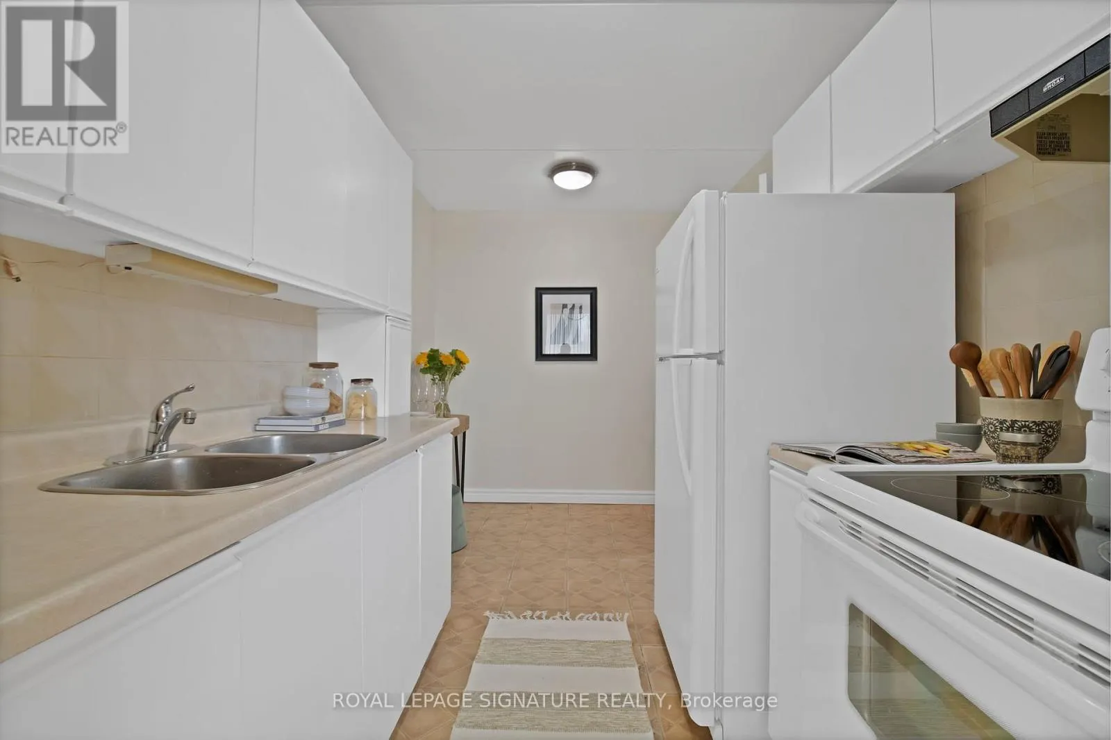 802 - 2 GLAMORGAN AVENUE