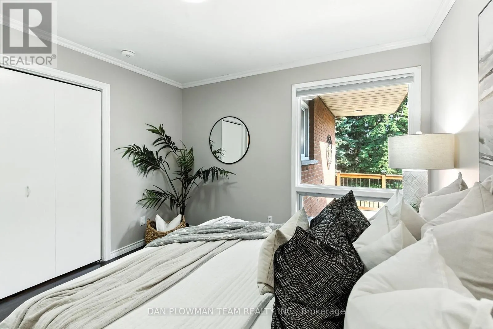 83 SHERWOOD ROAD E