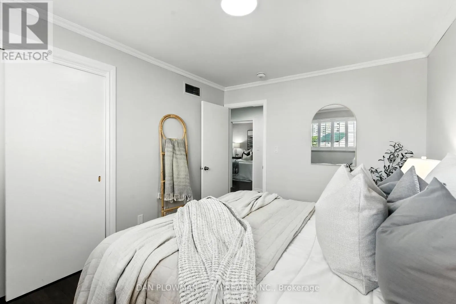 83 SHERWOOD ROAD E