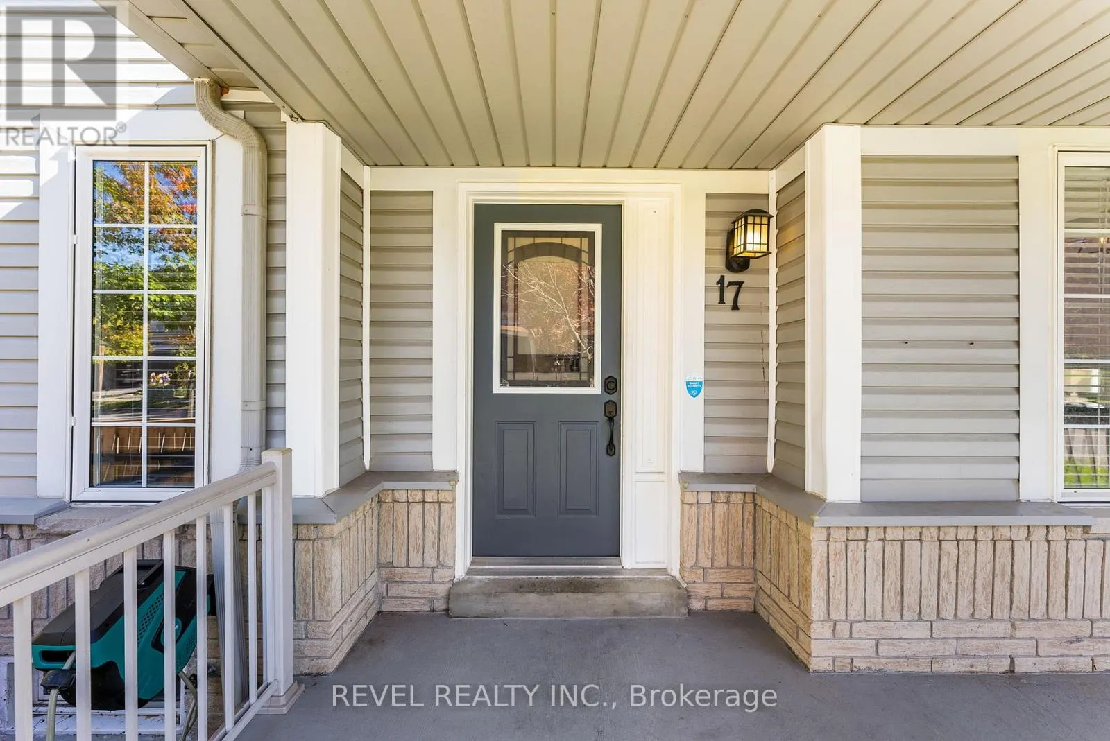 17 HIRONS DRIVE