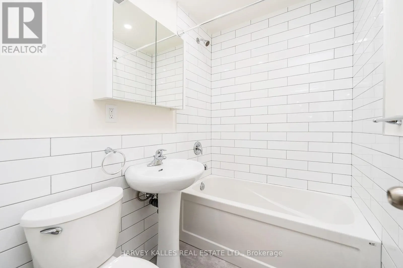 405 - 1751 VICTORIA PARK AVENUE