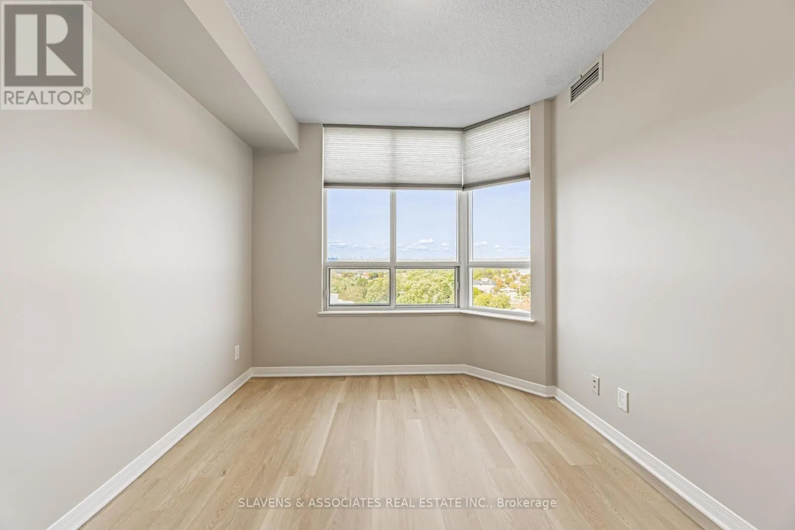 1404 - 1000 THE ESPLANADE ROAD N