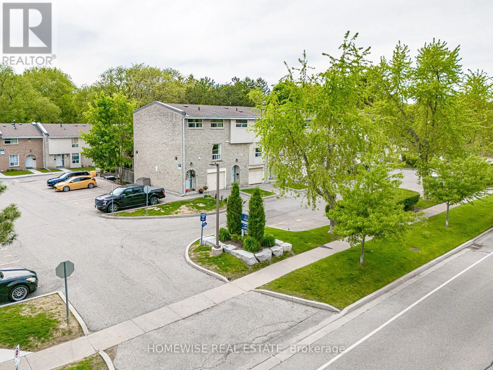 28 - 570 WAVERLY STREET N