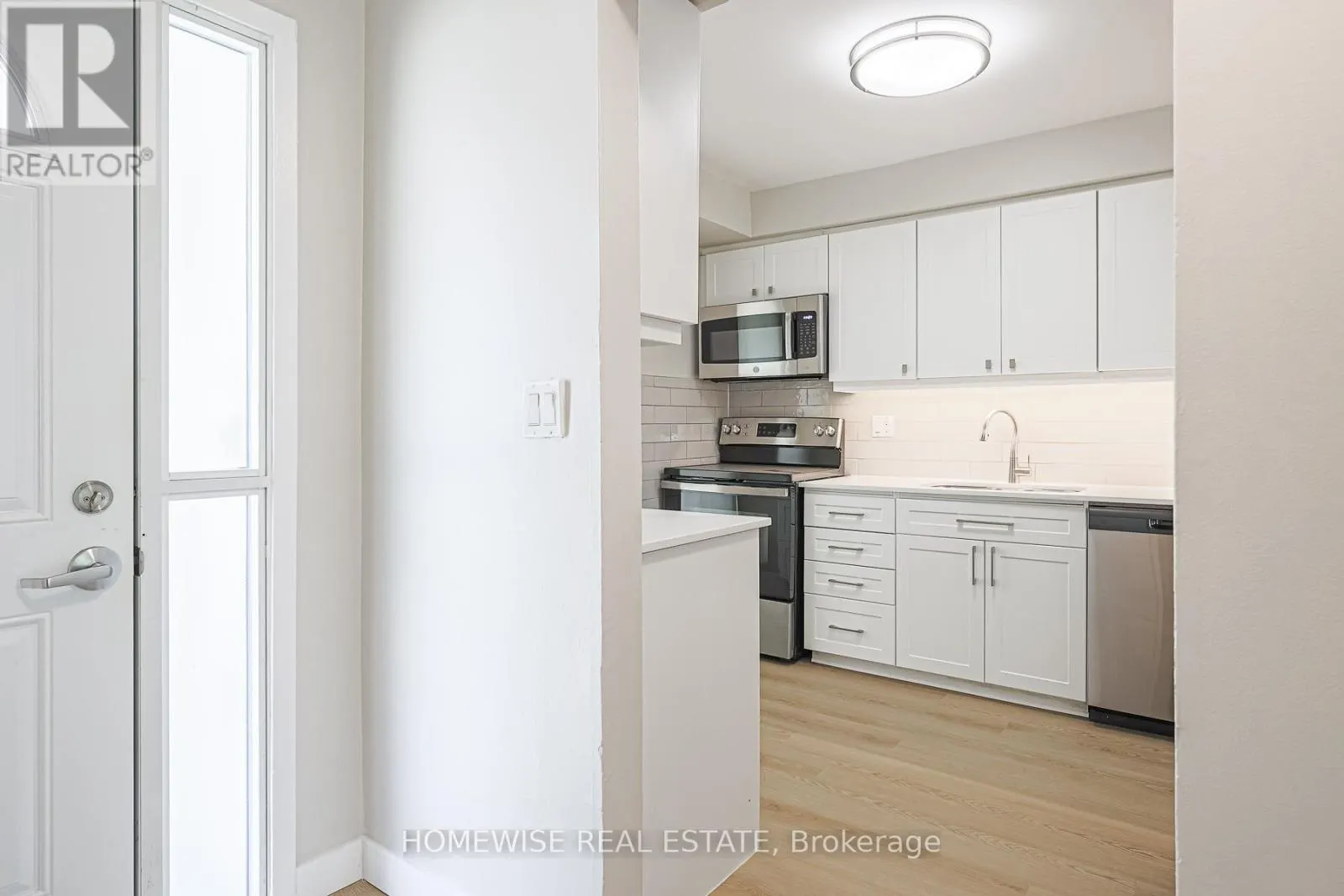 28 - 570 WAVERLY STREET N