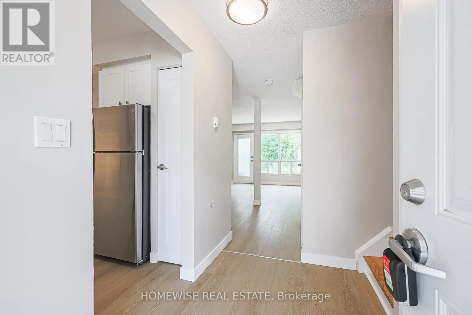 28 - 570 WAVERLY STREET N