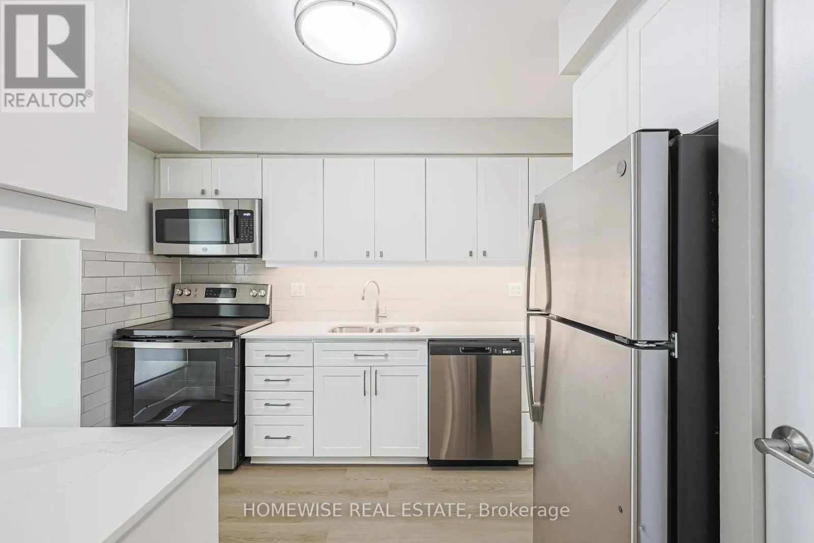 28 - 570 WAVERLY STREET N