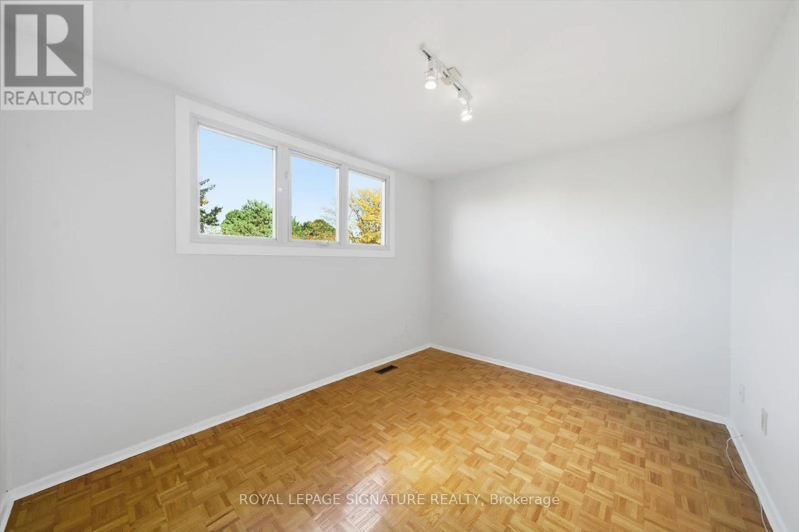 26 MACKLINGATE COURT