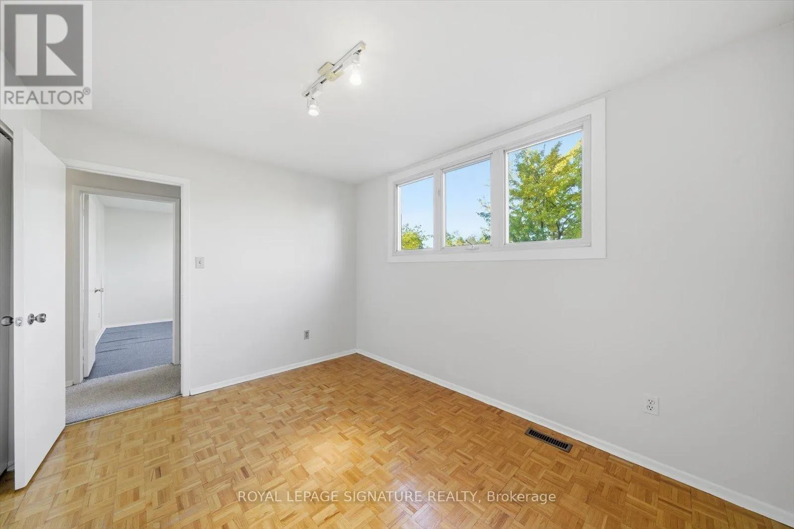 26 MACKLINGATE COURT