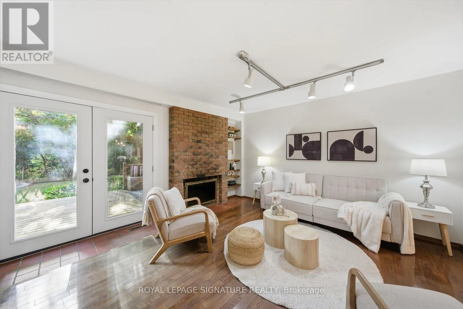 26 MACKLINGATE COURT