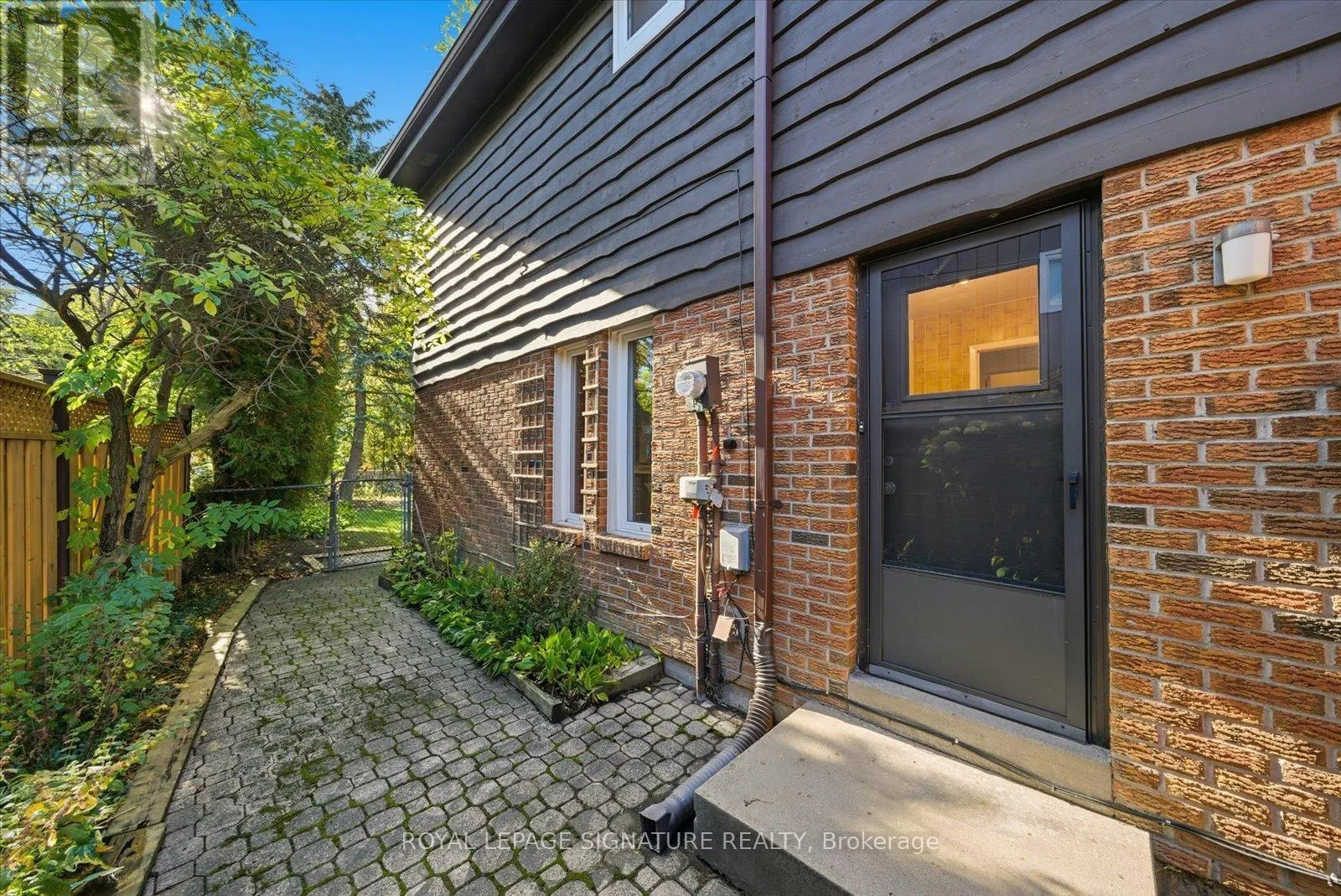 26 MACKLINGATE COURT